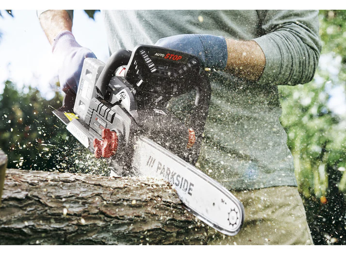 PPKSA 40-Li A1 Motosega a batteria in uso per taglio legno