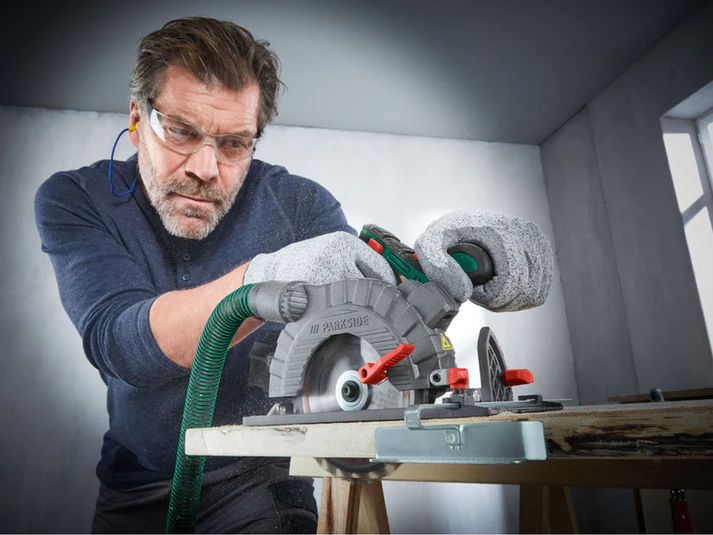 Operatore che utilizza la sega circolare con sistema di aspirazione polvere